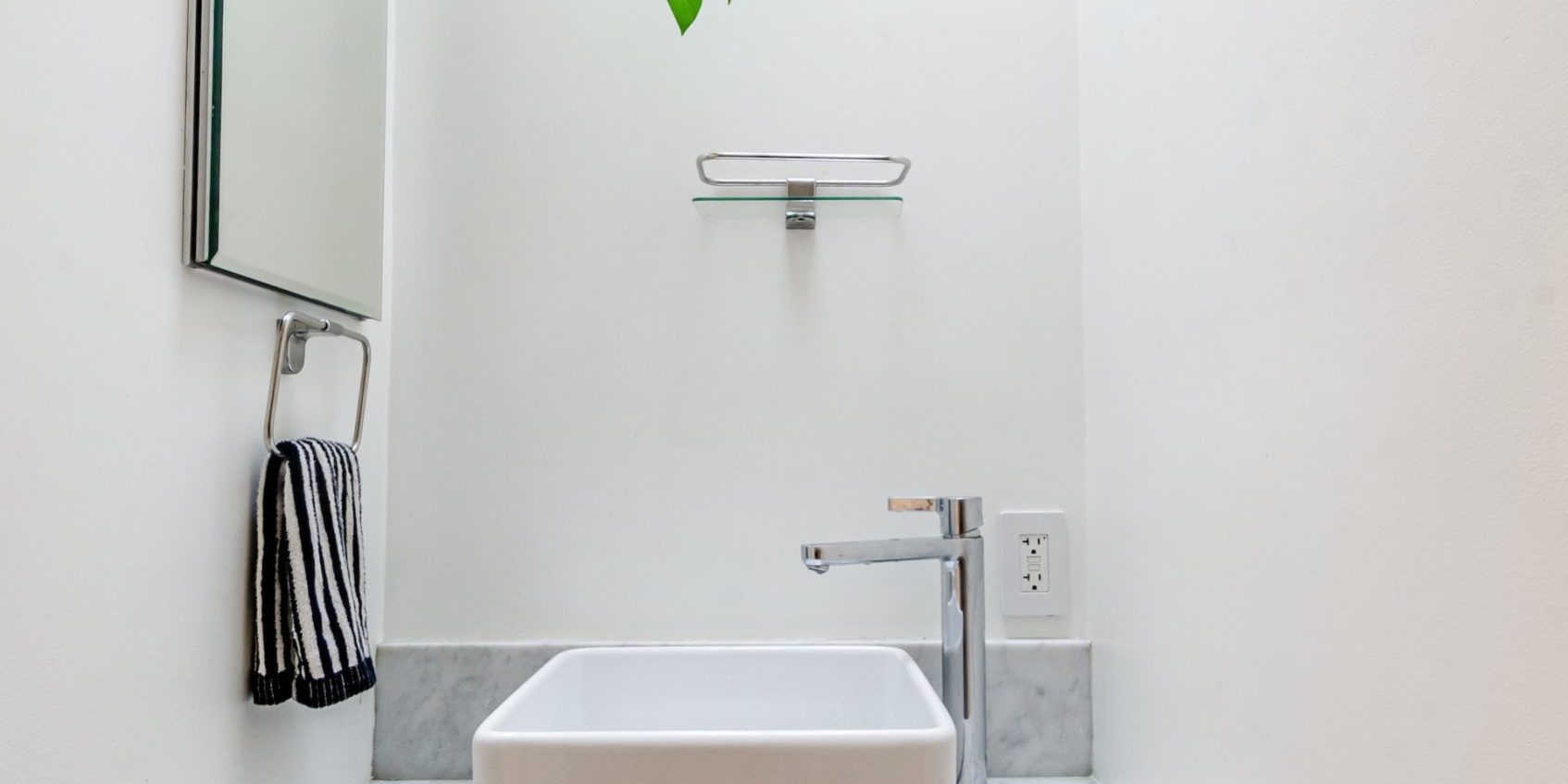 memasang pipa wastafel